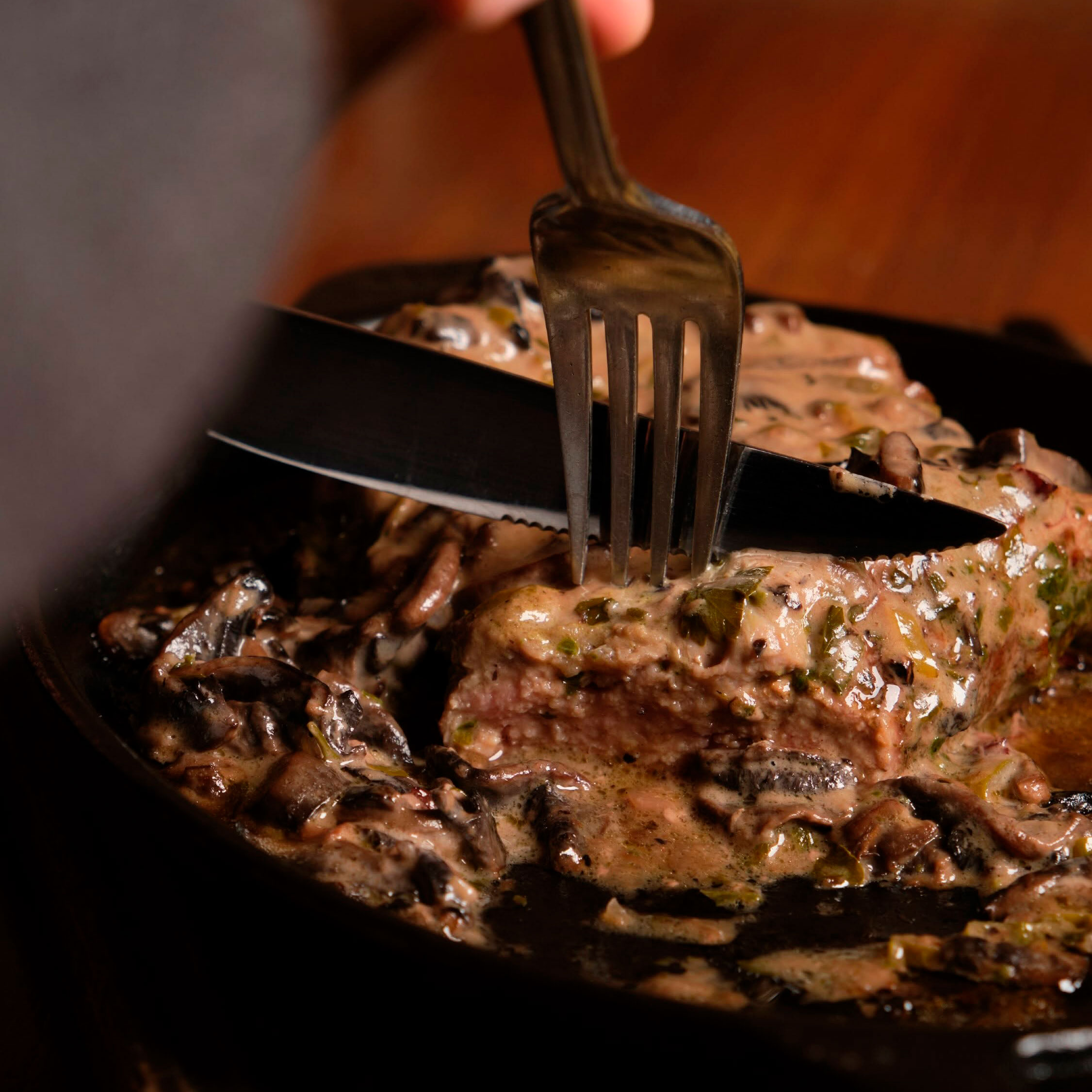 Bife Holstein en salsa de Portobello y Malbec con guarnición y ensalada fresca en Morelia Parrilla.